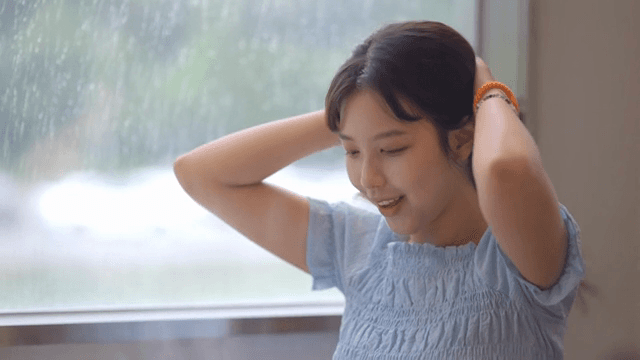 식사를 하기 위해 머리를 묶는 여성