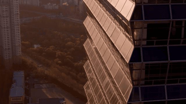 현대 건물에 반사되는 햇빛