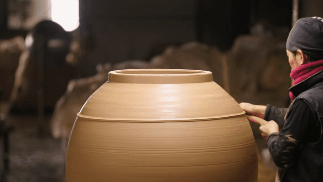 큰 도자기를 만드는 장인