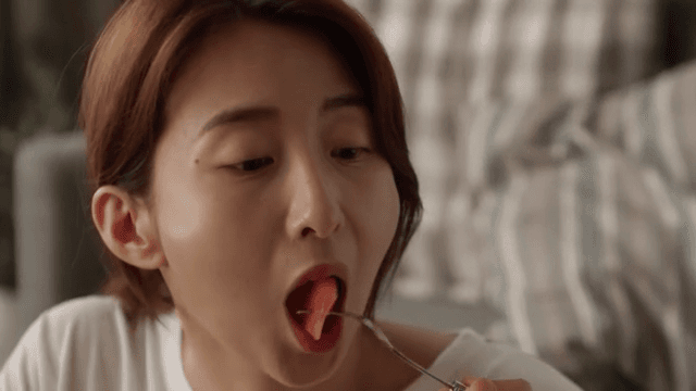 집에서 수박을 먹는 여성