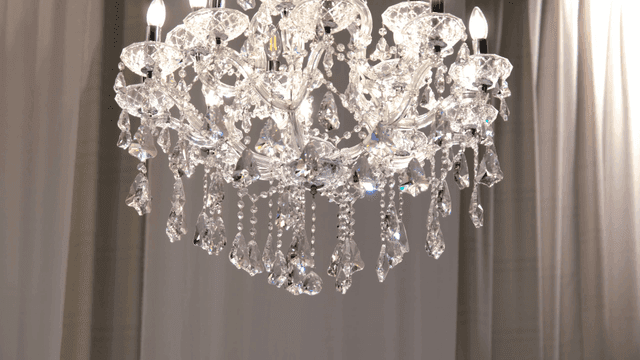크리스탈 디테일이 있는 우아한 샹들리에