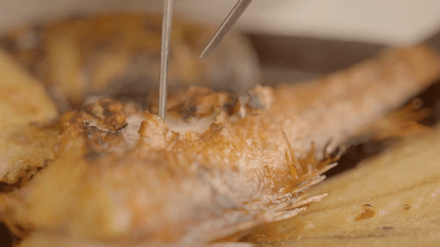 젓가락으로 생선 구이 먹을 준비하기