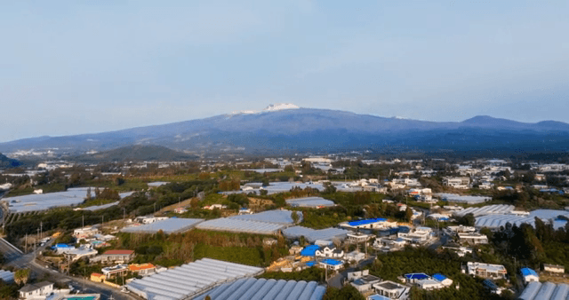 온실과 산이 있는 시골 마을