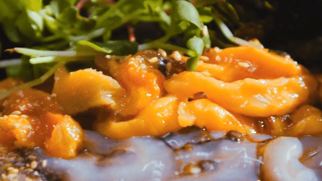 참깨가 뿌려진 신선한 해산물 요리