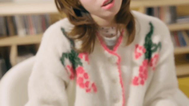 집에서 일을 다 마친 여성