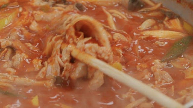 고기와 채소가 잔뜩 들어간 매콤한 전골 요리