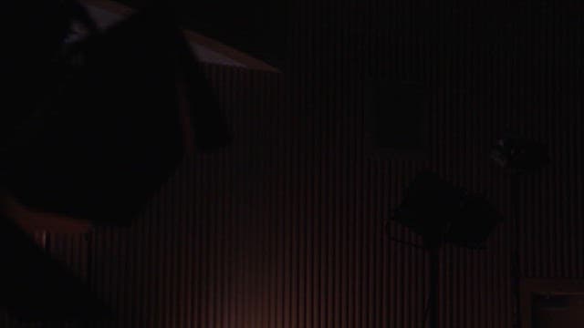 조명 장비가 있는 어두운 스튜디오