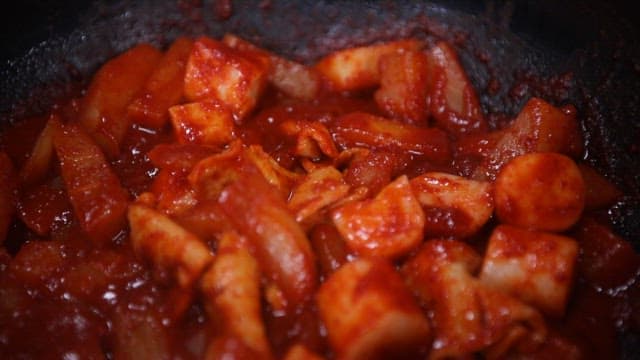 팬에서 끓고 있는 매운 떡볶이