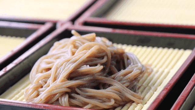 모밀판에 놓는 메밀면