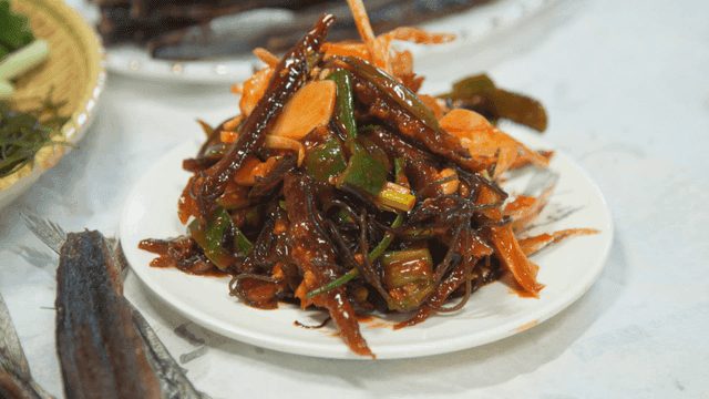Spicy seasoned gwamegi mixed with vegetables