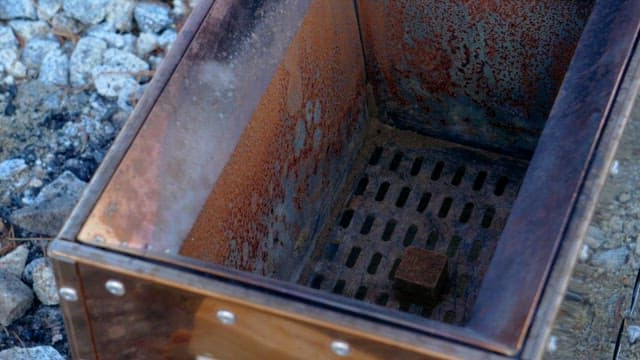 토치를 사용해 야외 금속 스토브에 불을 붙이는 모습