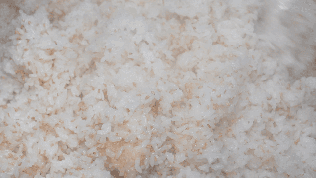 Mixing rice with sesame seeds