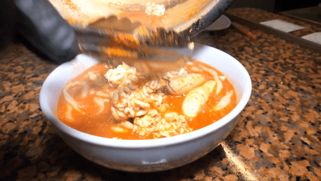 매운 육수가 면 위에 부어지는 장면