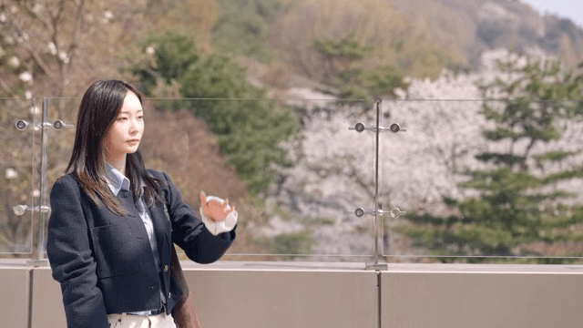 누군가를 기다리는 여성