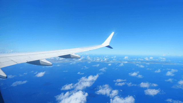 비행기 창문 너머로 보이는 하늘