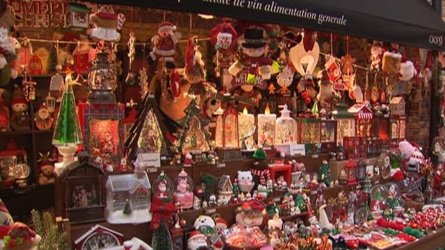 상점에 있는 크리스마스 스노우볼