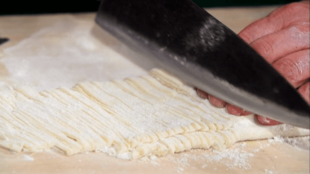 나무 도마 위에서 반죽들이 정갈하게 잘리는 모습