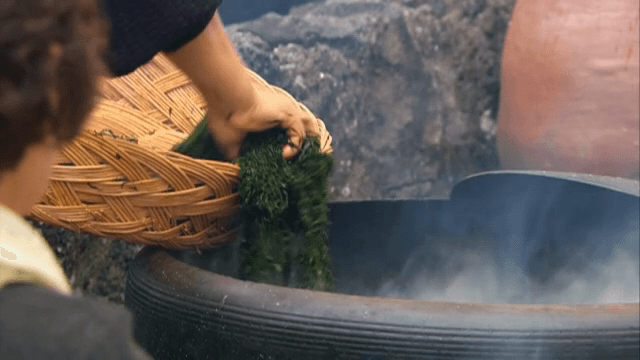 큰 솥에서 해초를 넣는 장면