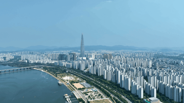 강과 고층 건물이 있는 광활한 도시 풍경