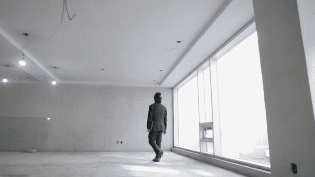 빈 사무실을 점검하는 정장을 입은 남자