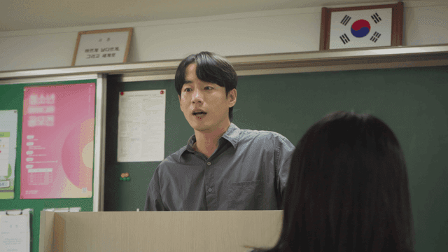 교실에서 진지하게 강의하는 선생님