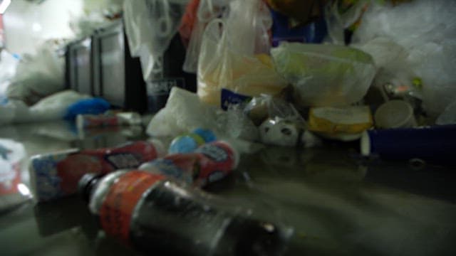 플라스틱 쓰레기로 가득 찬 실내 공간