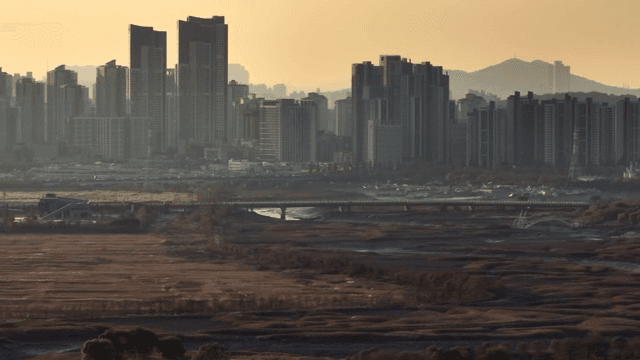 멀리 산이 보이는 도시 스카이라인