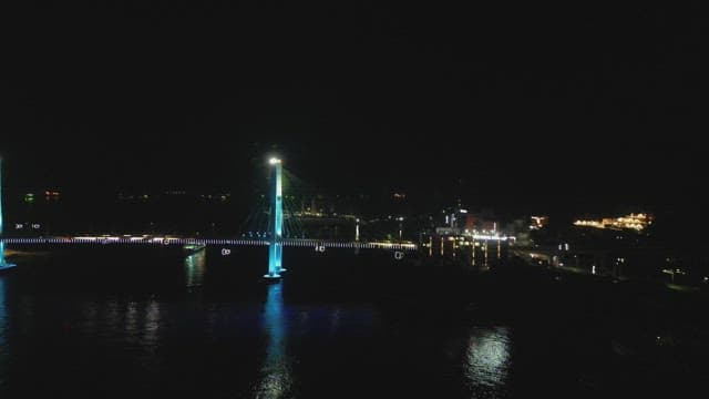 밤에 밝게 빛나는 다리