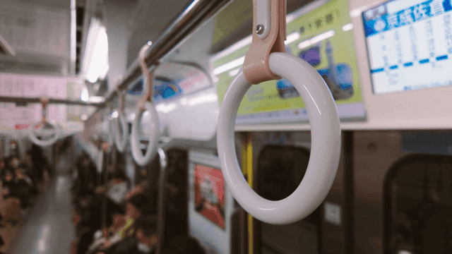 지하철에 있는 둥근 손잡이