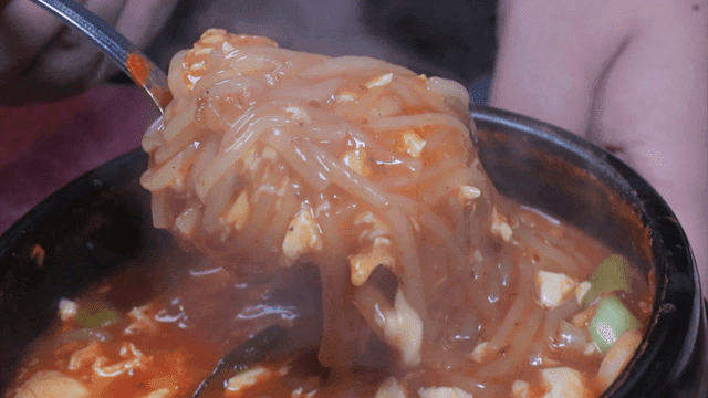 쫄면이 들어간 순두부찌개 한 숟가락
