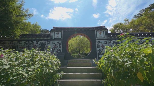 자연 속 고요한 한국 전통 건축물