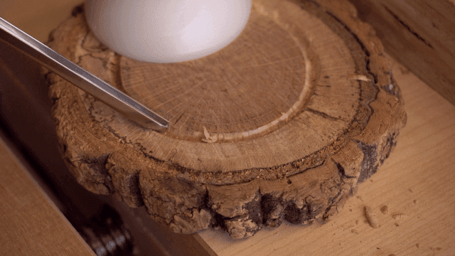 나무 조각을 끌로 깎는 목공예 장인