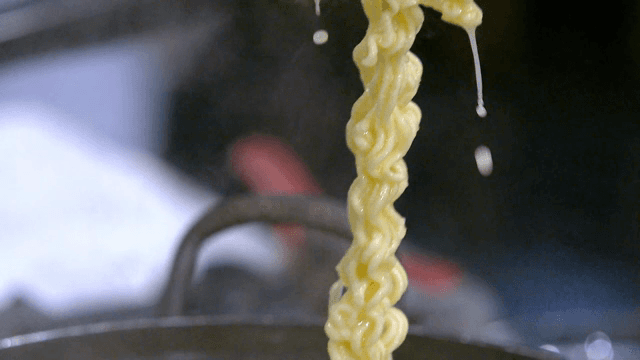 돼지 족발탕에 들어간 라면