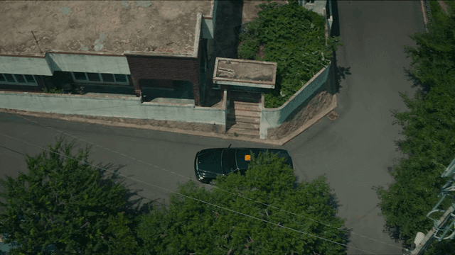 조용한 시골 거리에서 회전하는 택시