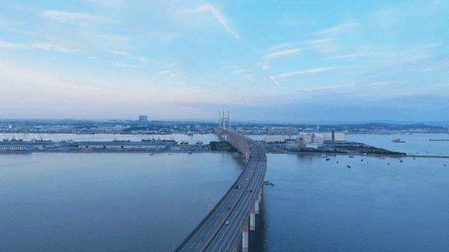 고요한 바다 위로 뻗은 다리