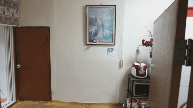 예수 그림이 있는 단순한 가정집 방