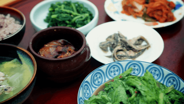 여러 반찬이 올라간 한식 한상차림