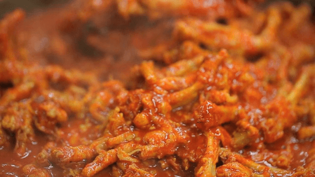 양념에 졸여지는 매운 국물 닭발