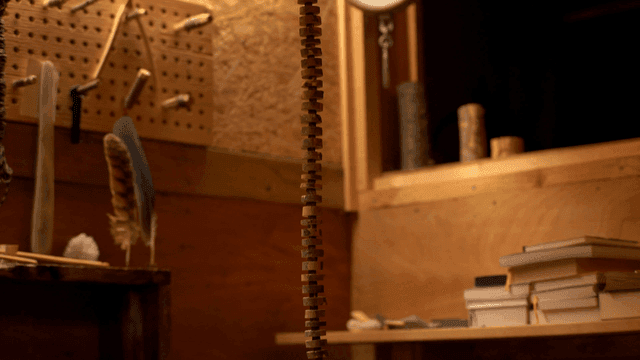 책과 조각품이 있는 목공 작업실