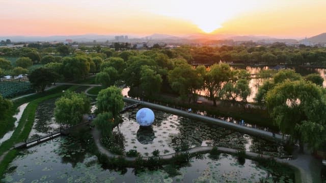 해질녘 연못이 있는 고요한 공원