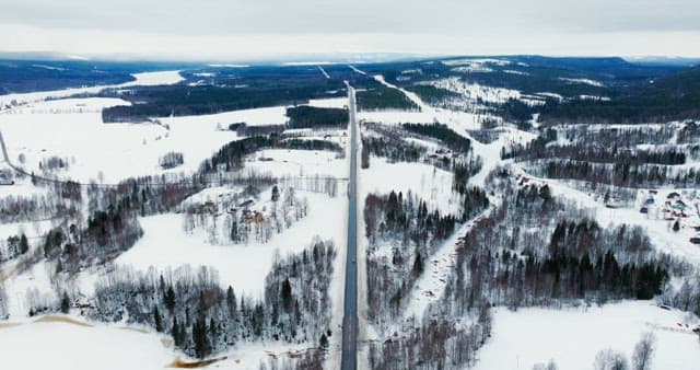 긴 도로가 있는 눈 덮인 풍경