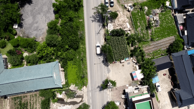 도로가 있는 시골 마을의 항공 뷰