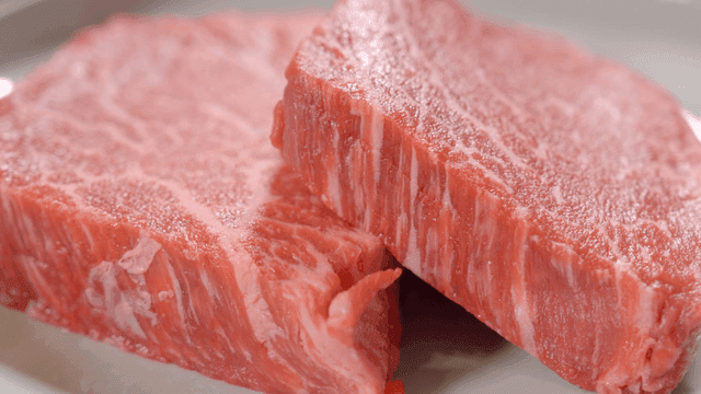 마블링이 있는 생 쇠고기 스테이크