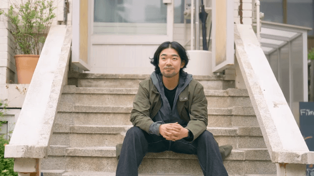 입구 계단에 앉아 있는 남자