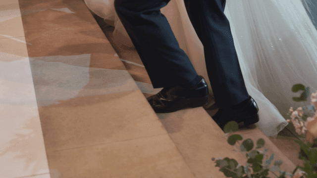 결혼식장 통로를 걷고 있는 신랑 신부