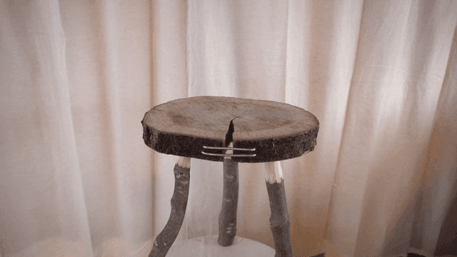 자연스러운 마감의 소박한 나무 의자