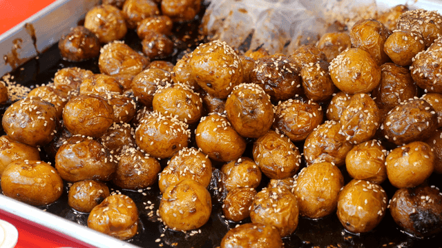 참깨를 뿌린 윤기 나는 알감자