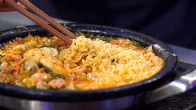 Small intestine hot pot with ramyeon