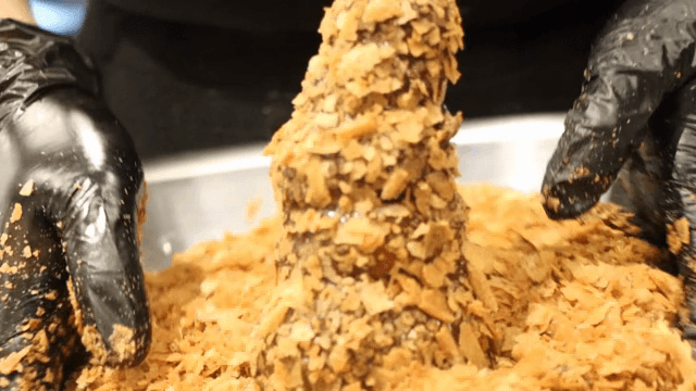 초콜릿으로 코팅한 빵에 뿌리는 시리얼