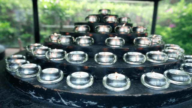 고요한 야외에서 켜진 촛불